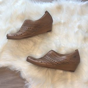 Pikolinos - tan punched leather wedges